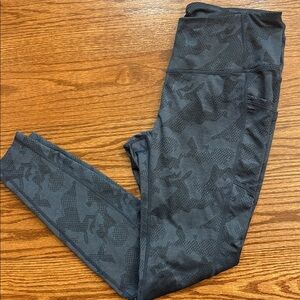 Mondetta Black blue Performance Leggings with pockets women’s Med camo like